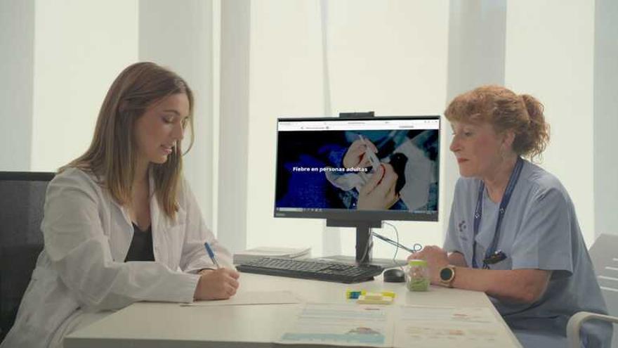 Dos profesionales de Osakidetza, en una consulta.