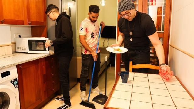 Tres jóvenes que comparten piso.