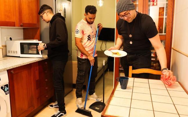 Tres jóvenes que comparten piso.
