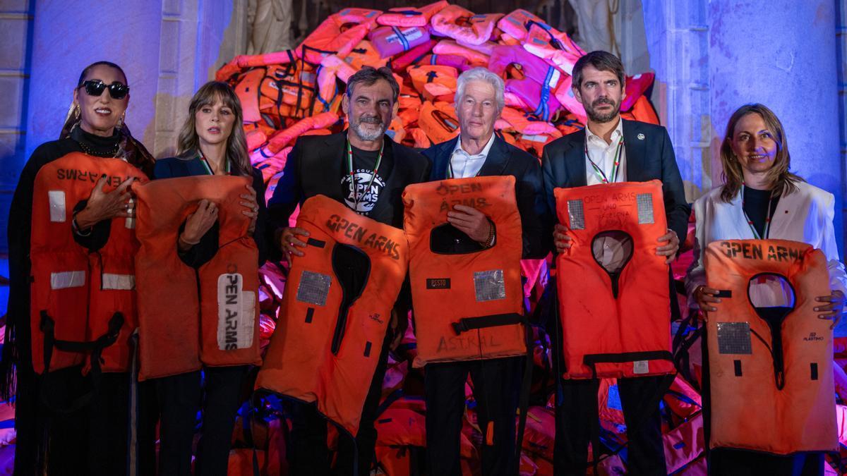 La actriz Rossy de Palma; la publicista y empresaria Alejandra Gere; el fundador de Open Arms, Òscar Camps; el actor Richard Gere, el ministro Ernest Urtasun y la consellera Eva Menor.