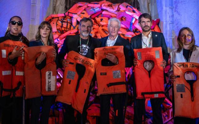 La actriz Rossy de Palma; la publicista y empresaria Alejandra Gere; el fundador de Open Arms, Òscar Camps; el actor Richard Gere, el ministro Ernest Urtasun y la consellera Eva Menor.