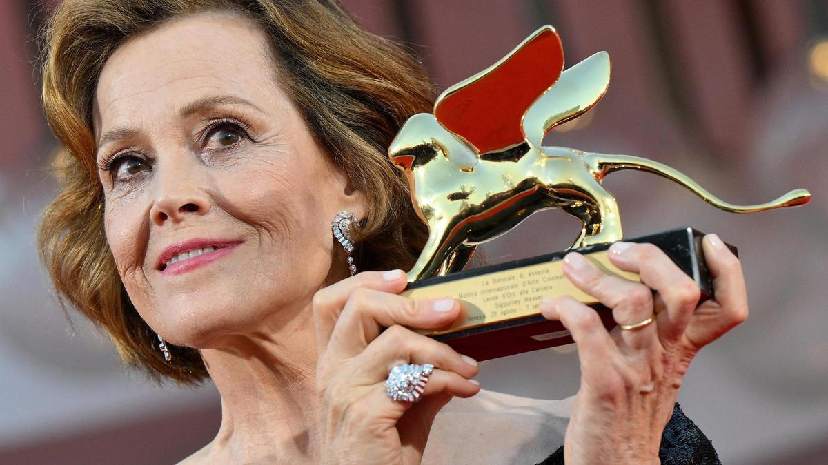 Sigourney Weaver con el León de Oro honorífico del Festival de Venecia