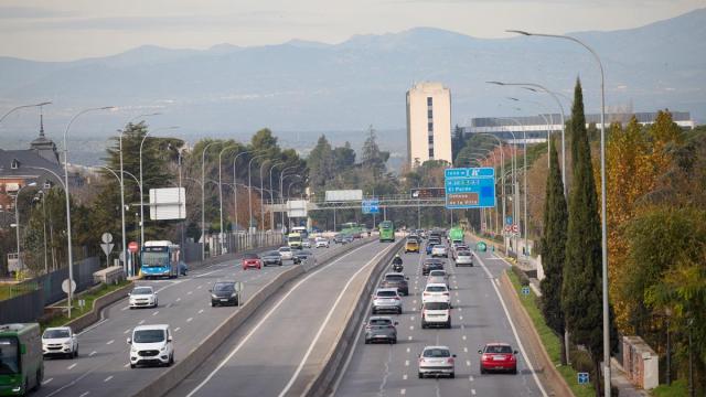 Varios vehículos a su paso por la A-6 / EP Varios vehículos a su paso por la A-6