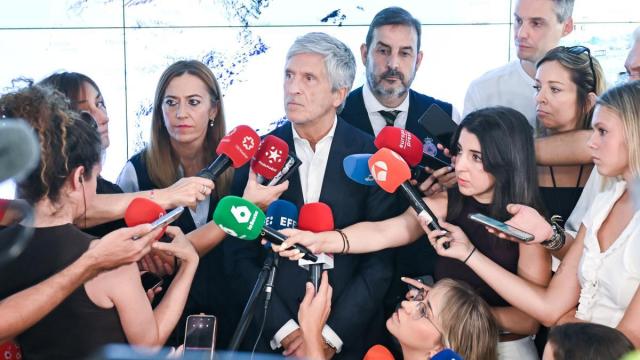 El ministro del Interior, Fernando Grande-Marlaska, atiende a los medios de comunicación antes de una reunión telemática con motivo del eclipse total