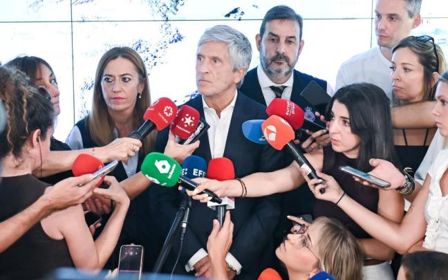El ministro del Interior, Fernando Grande-Marlaska, atiende a los medios de comunicación antes de una reunión telemática con motivo del eclipse total