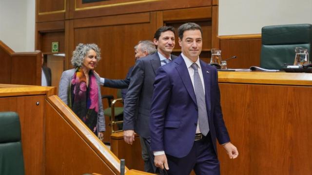 Imanol Pradales, a su llegada a un pleno del Parlamento Vasco.