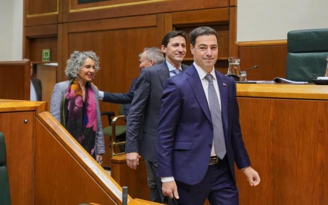 Imanol Pradales, a su llegada a un pleno del Parlamento Vasco.