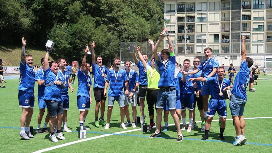 Los jugadores del Tzelzi FT celebrando el triunfo.