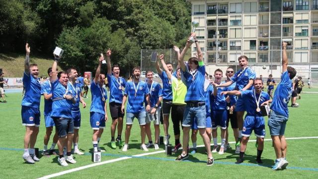 Los jugadores del Tzelzi FT celebrando el triunfo.