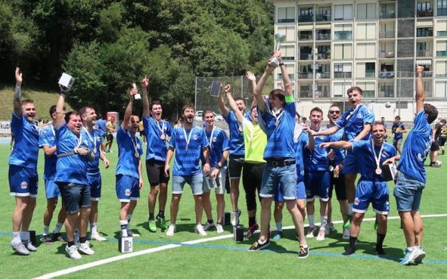 Los jugadores del Tzelzi FT celebrando el triunfo.