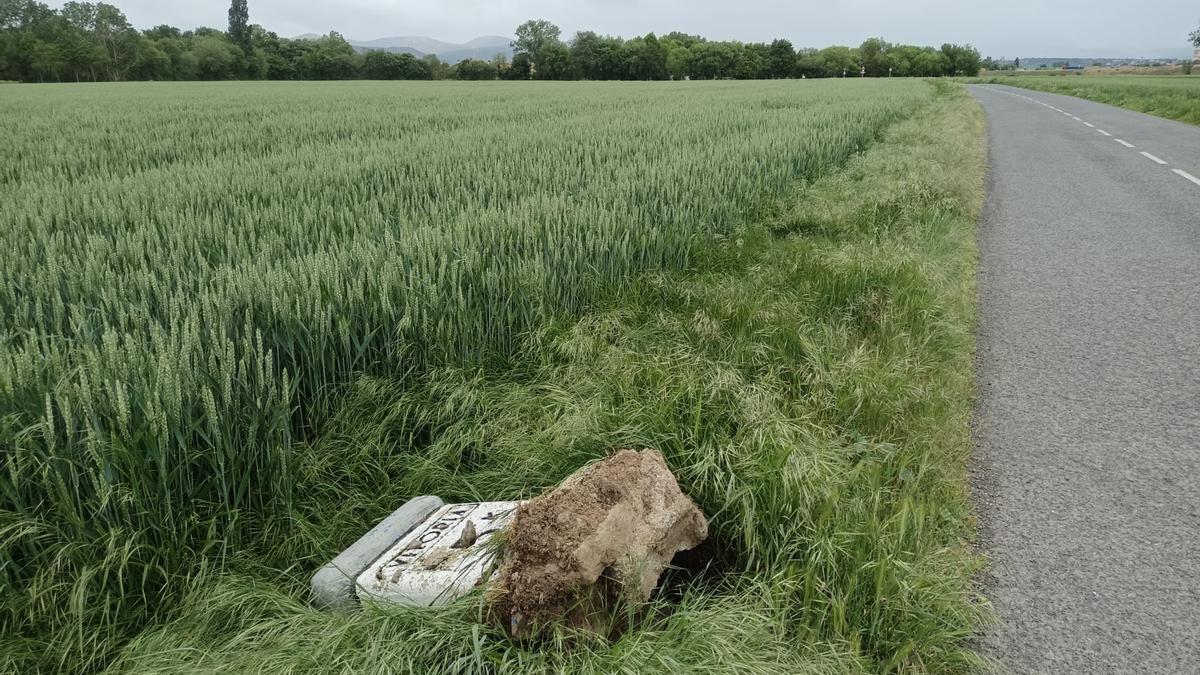 Arrancado y tumbado. Así ha aparecido uno de los históricos mojones de carretera de Vitoria.