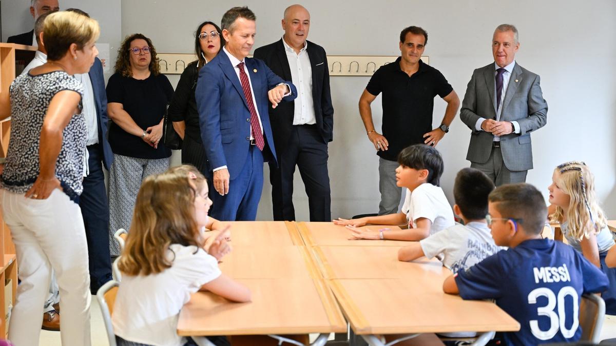 El lehendakari y el consejero de Educación durante su visita al centro escolar de Leioa