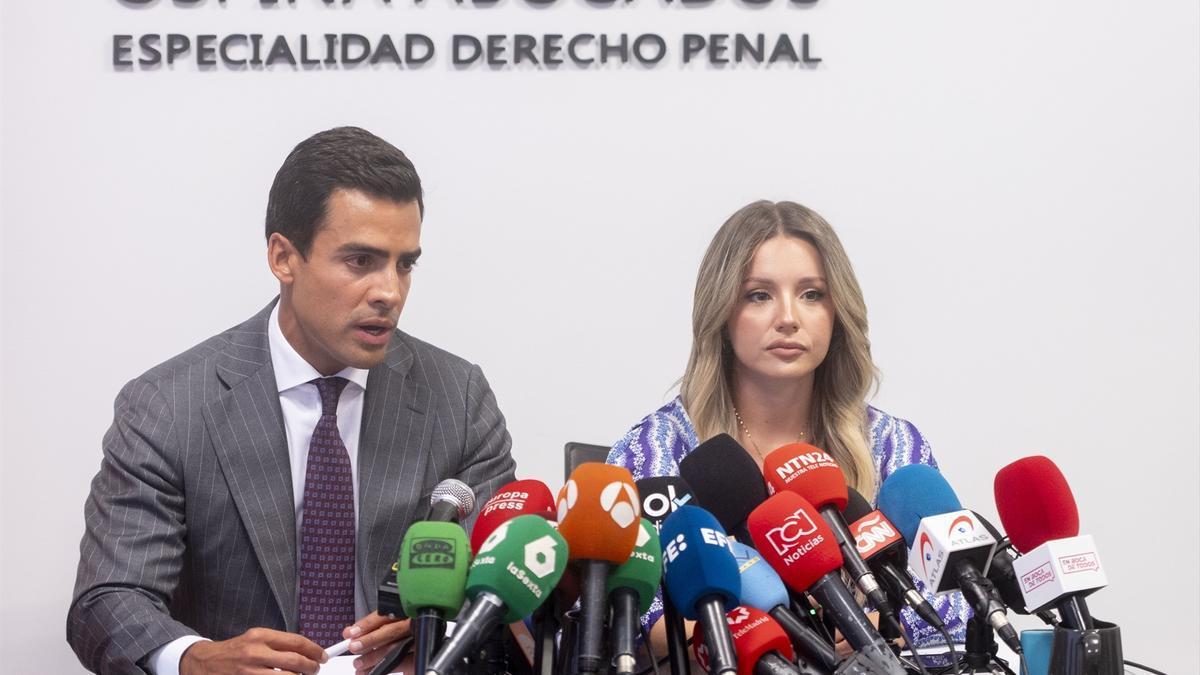 Los abogados de Edwin Arrieta Juan Gonzalo Ospina y Beatriz Uriarte, durante la rueda de prensa que han ofrecido tras conocerse la sentencia del 'caso Sancho'.