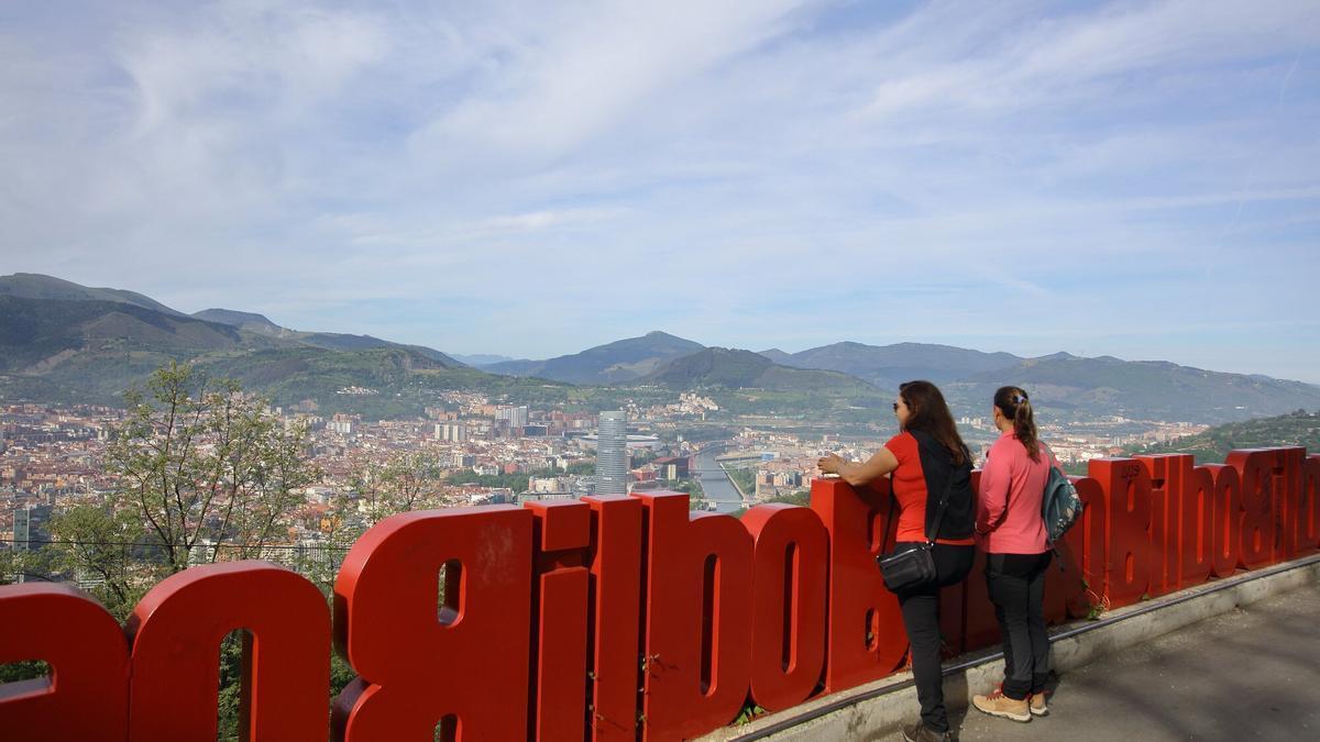 Dos mujeres contemplan Bilbao desde el mirador de Artxanda