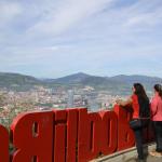 Dos mujeres contemplan Bilbao desde el mirador de Artxanda