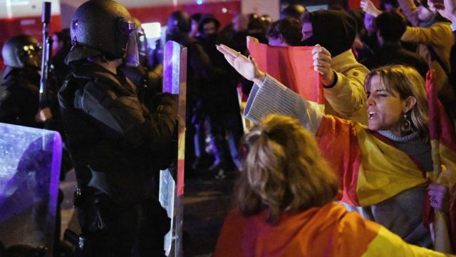 Décima noche de protestas ante Ferraz