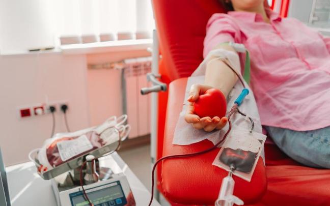 Una mujer dona sangre en un centro dependiente de un banco de sangre. / Freepik Una mujer dona sangre en un centro dependiente de un banco de sangre.