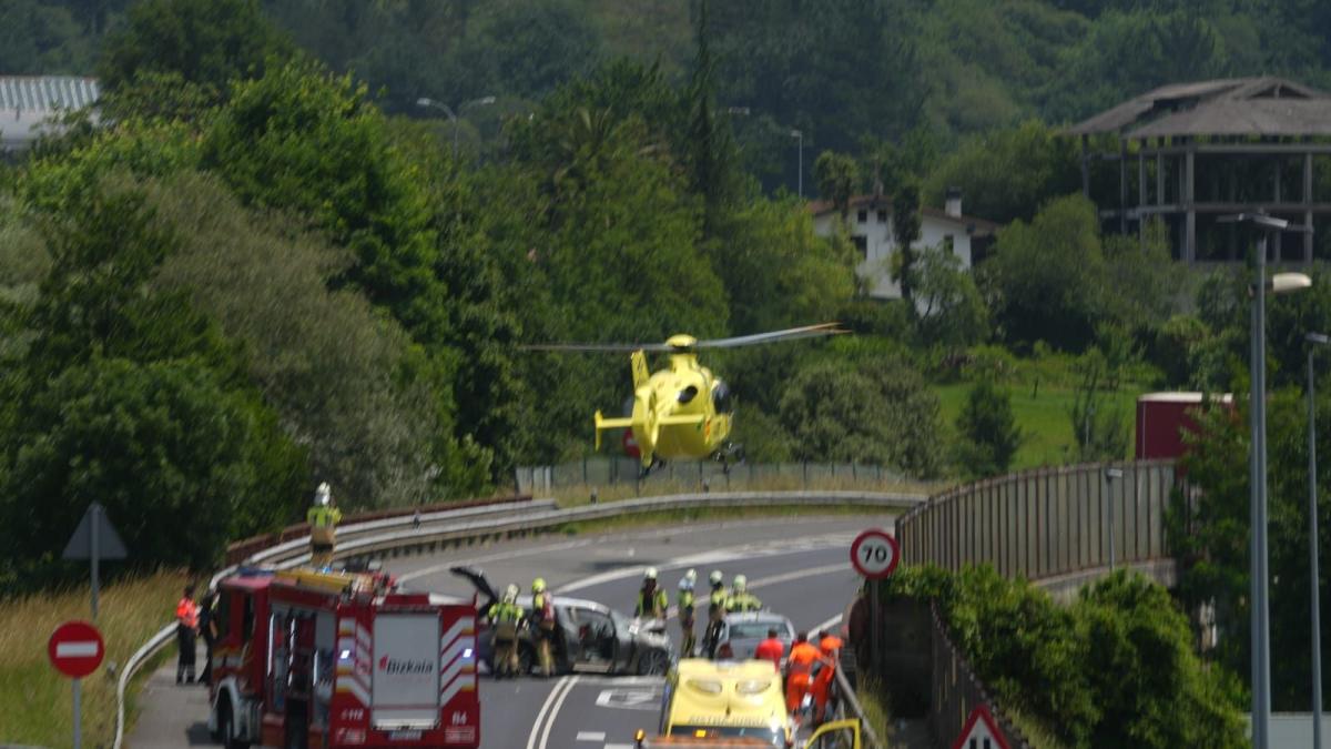 Imagen del accidente ocurrido este mediodía en Amorebieta. / JOSÉ MARI MARTÍNEZ