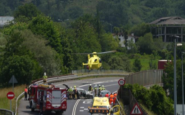 Imagen del accidente ocurrido este mediodía en Amorebieta. / JOSÉ MARI MARTÍNEZ