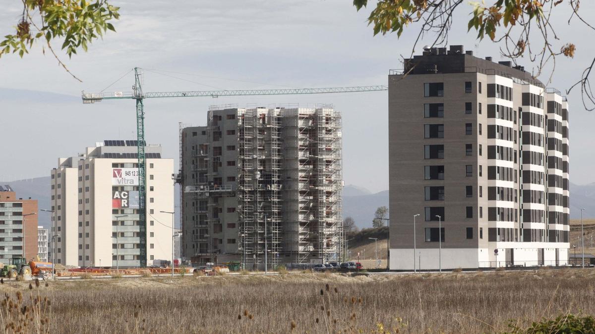 Bloque de viviendas en construcción en Salburua.