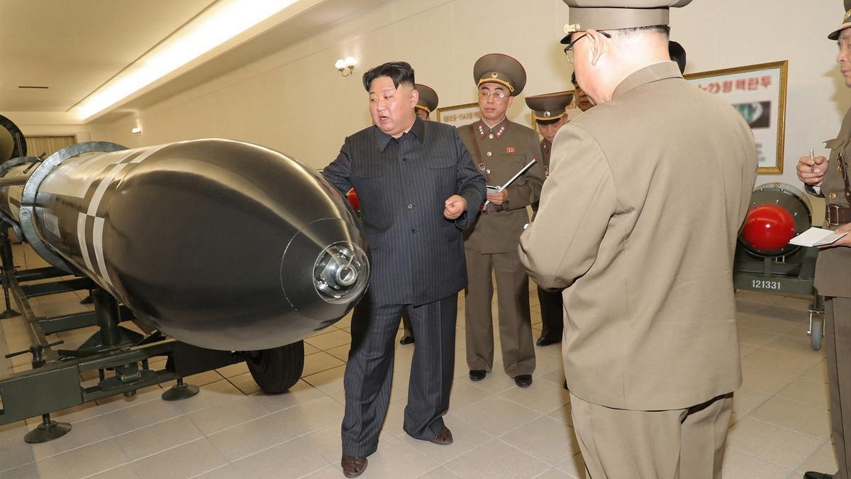 El líder norcoreano Kim Jong Un (izquierda) inspecciona un proyecto de armamento nuclear en un lugar desconocido en Corea del Norte.