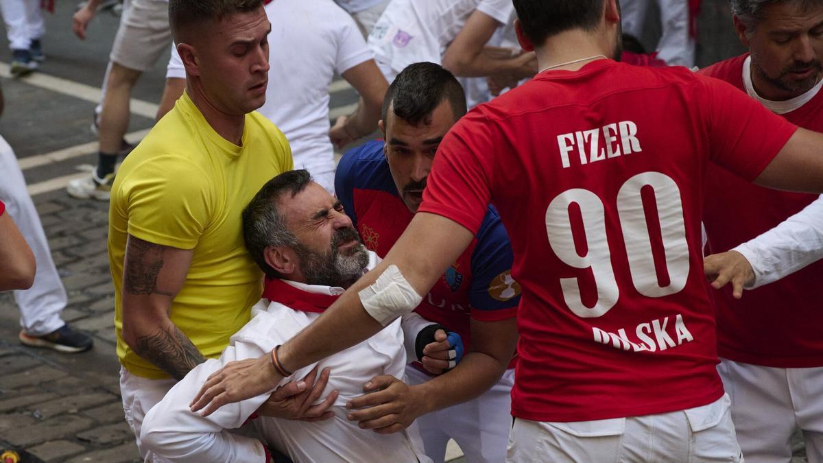 Un hombre resulta herido durante el último encierro de San Fermín 2023.