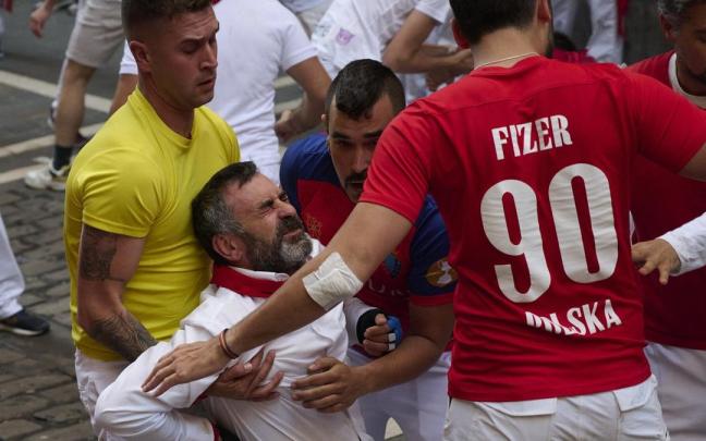 Un hombre resulta herido durante el último encierro de San Fermín 2023. Un hombre resulta herido durante el último encierro de San Fermín 2023.