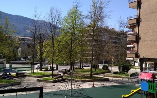 El espacio de juegos naturalizado se habilitará en dos de las zonas verdes situadas delante del actual parque infantil.