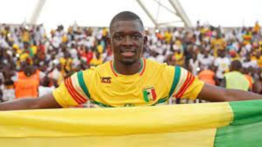 Traore, con la bandera de su país, Mali. / N.G.