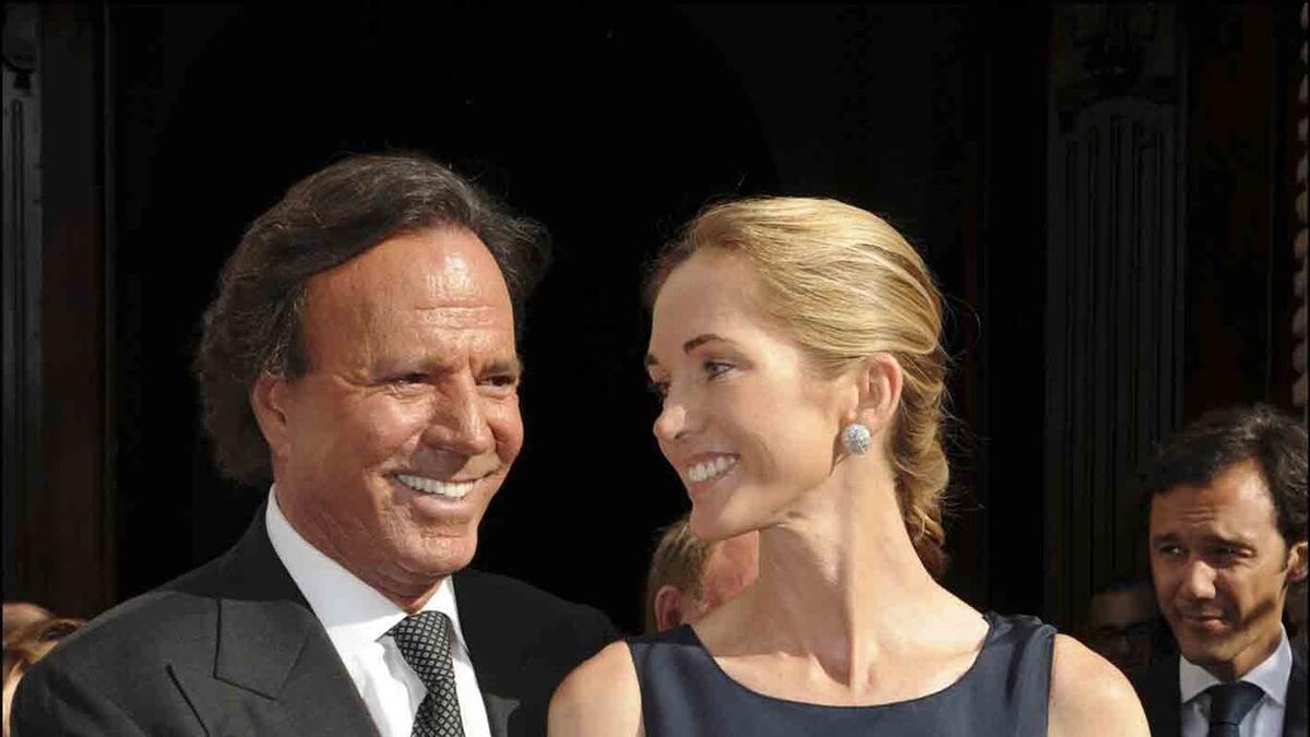 Julio Iglesias junto a su mujer Miranda, en una imagen de archivo.