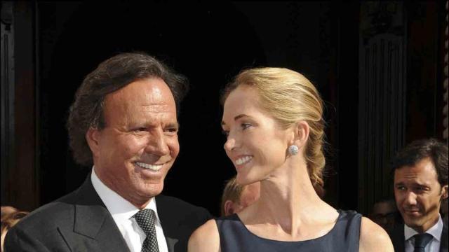 Julio Iglesias junto a su mujer Miranda, en una imagen de archivo.