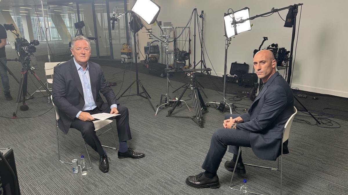 El periodista británico Piers Morgan junto a Luis Rubiales en la polémica entrevista en 'TalkTV'