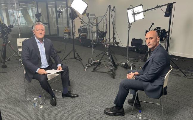 El periodista británico Piers Morgan junto a Luis Rubiales en la polémica entrevista en 'TalkTV'