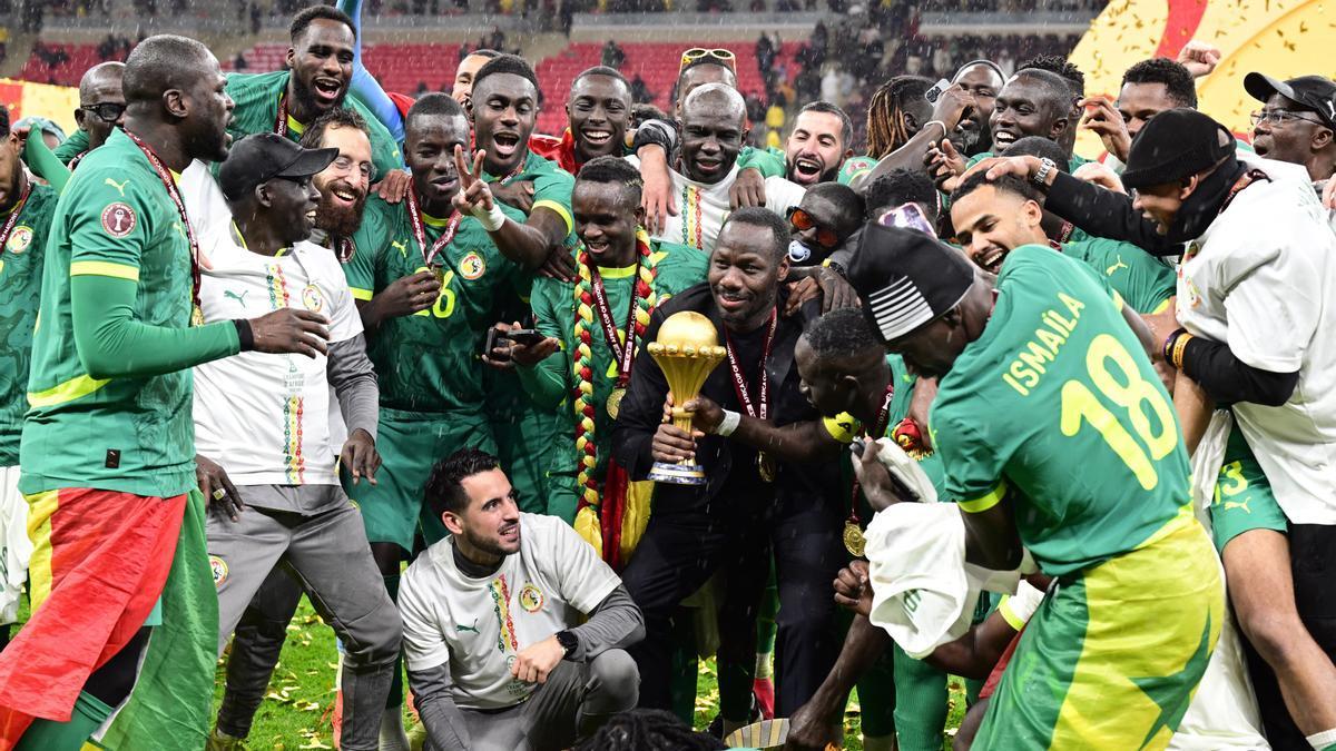 Senegal celebra el título de campeón de la Copa África.