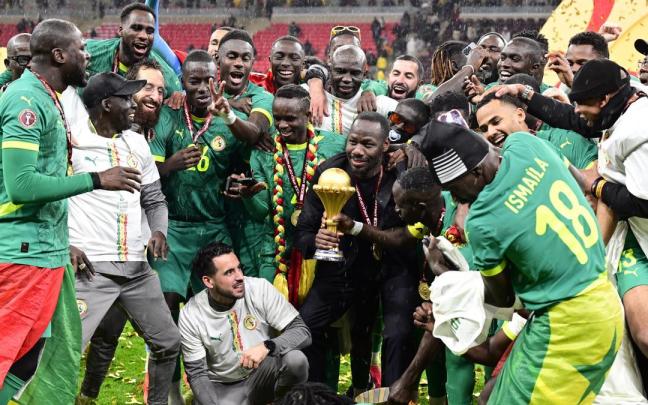 Senegal celebra el título de campeón de la Copa África.