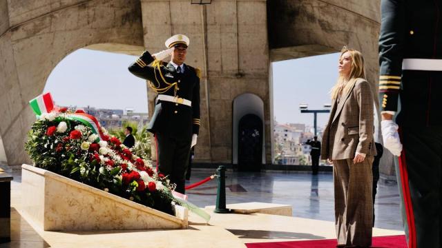 La primera ministra italiana, Giorgia Meloni, asistiendo a una ceremonia de ofrenda floral en el Monumento a los Mártires, en Argel