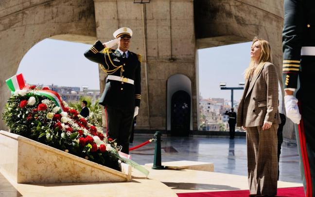 La primera ministra italiana, Giorgia Meloni, asistiendo a una ceremonia de ofrenda floral en el Monumento a los Mártires, en Argel