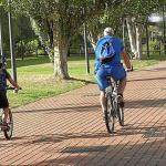 Un ni&ntilde;o junto a su padre pasea en bicicleta por un parque de Zabalgana.