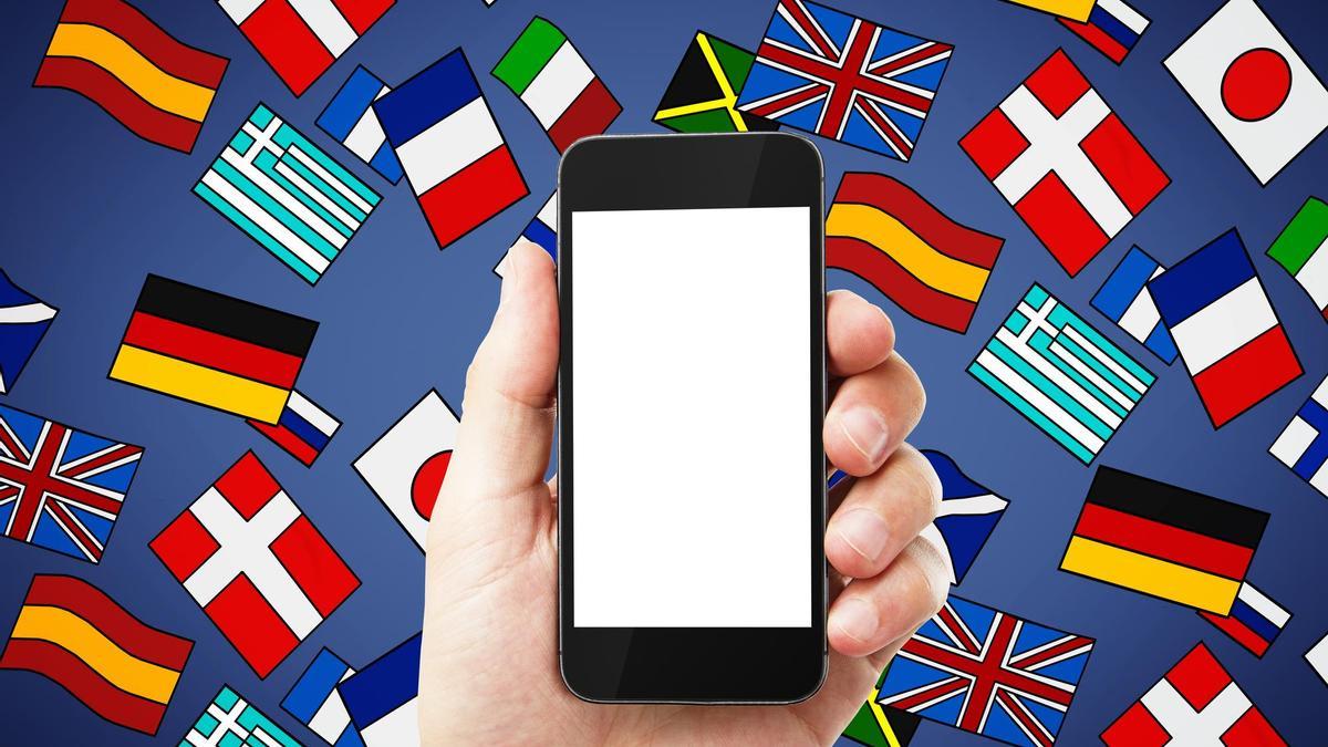 Un teléfono móvil junto a las banderas de varios países.