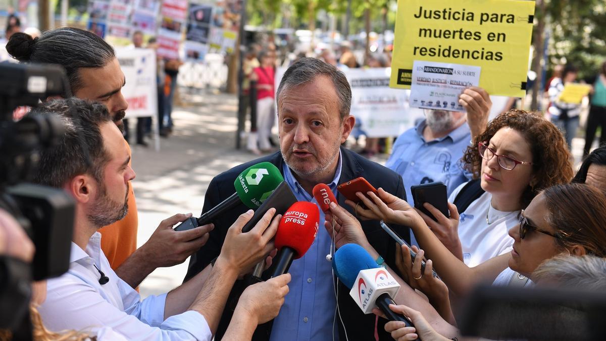 El exconsejero de Políticas Sociales Alberto Reyero ofrece declaraciones a los medios a su llegada a testificar en los Juzgados de Plaza de Castilla.