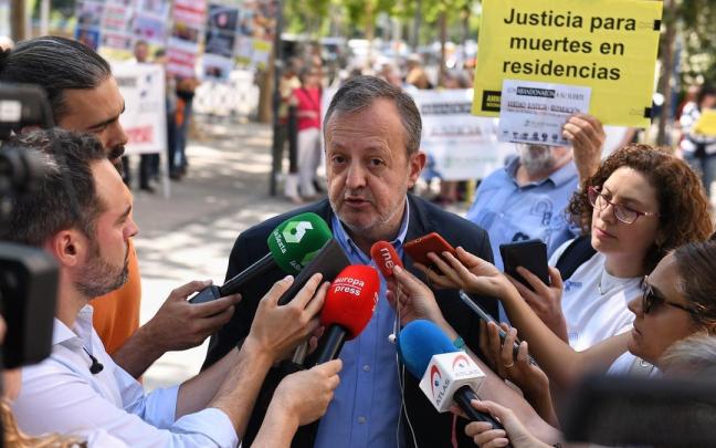 El exconsejero de Políticas Sociales Alberto Reyero ofrece declaraciones a los medios a su llegada a testificar en los Juzgados de Plaza de Castilla. / EP El exconsejero de Políticas Sociales Alberto Reyero ofrece declaraciones a los medios a su llegada a testificar en los Juzgados de Plaza de Castilla.