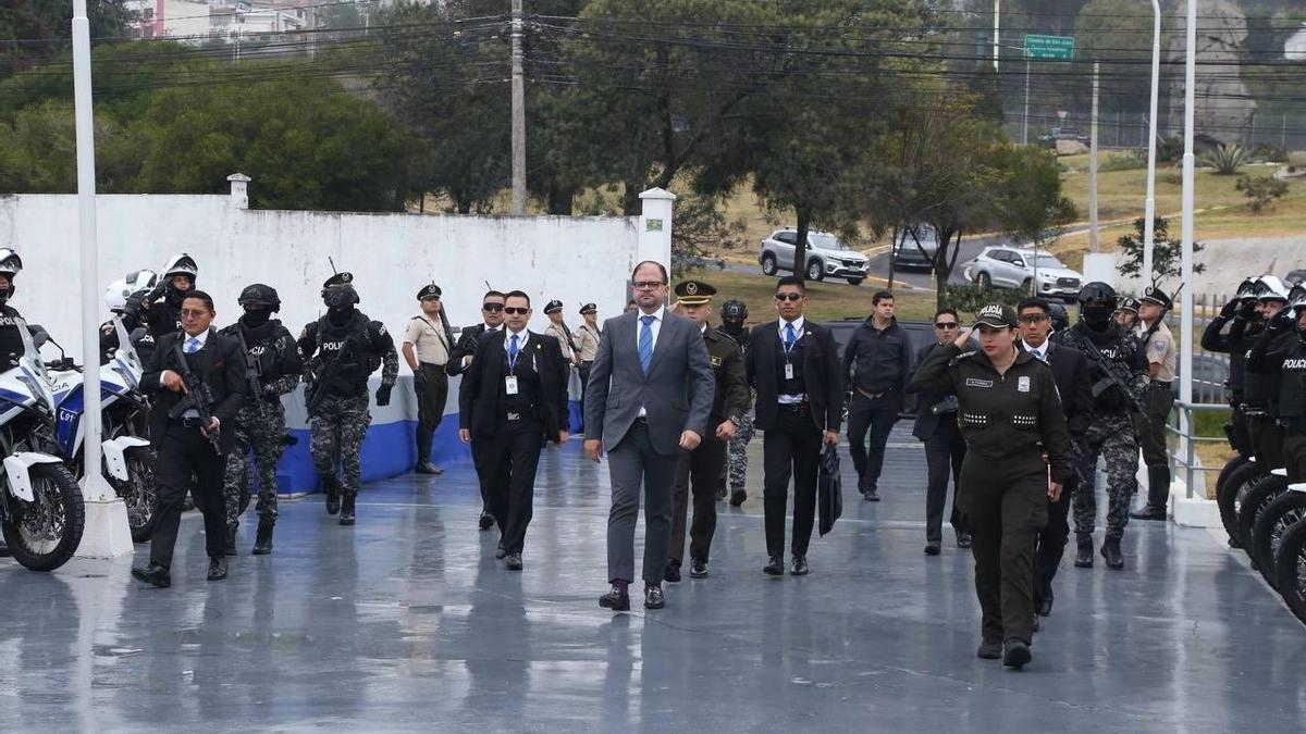 En el centro de la imagen, el ministro del Interior de Ecuador, John Reimberg (archivo)