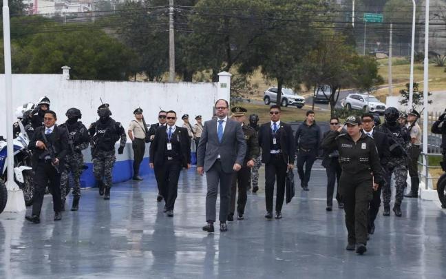 En el centro de la imagen, el ministro del Interior de Ecuador, John Reimberg (archivo)