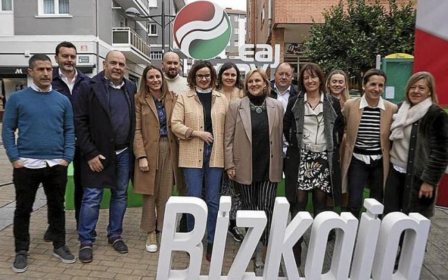 Ixaso Atutxa y Elixabete Etxanobe, junto a los candidatos de Txorierri a la Alcaldía, ayer en Derio.
