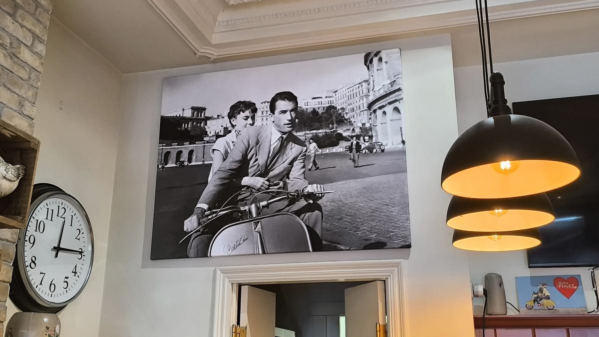 Audrey Hepburn y Gregory Peck en Roman Holiday, en un cuadro colocado en el Café Roma de Irun