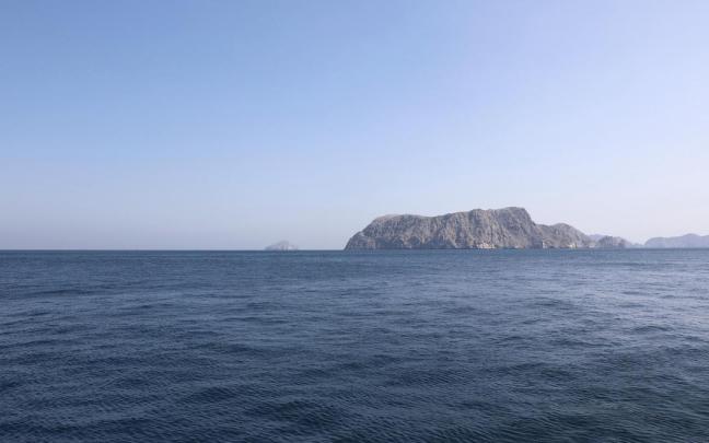 Emiratos exige la "restitución" del estrecho de Ormuz para reducir la "presión" energética