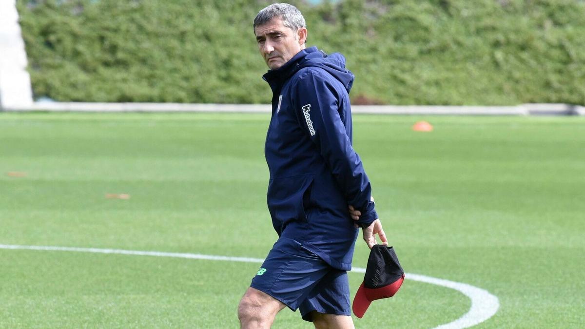 Ernesto Valverde, con un balón, en un momento del entrenamiento de ayer en Lezama.