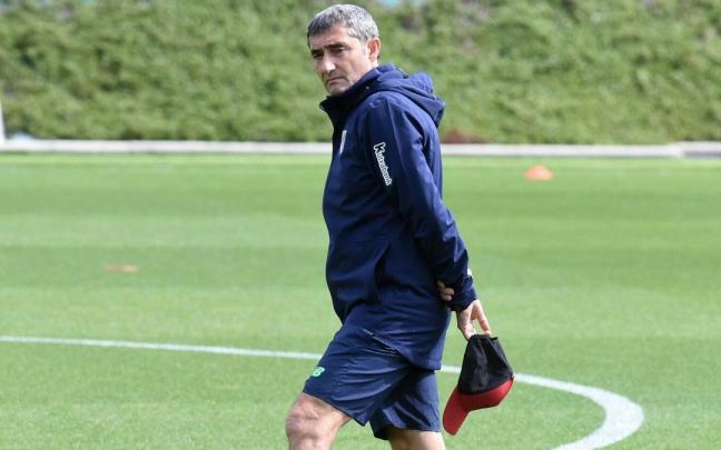 Ernesto Valverde, con un balón, en un momento del entrenamiento de ayer en Lezama.