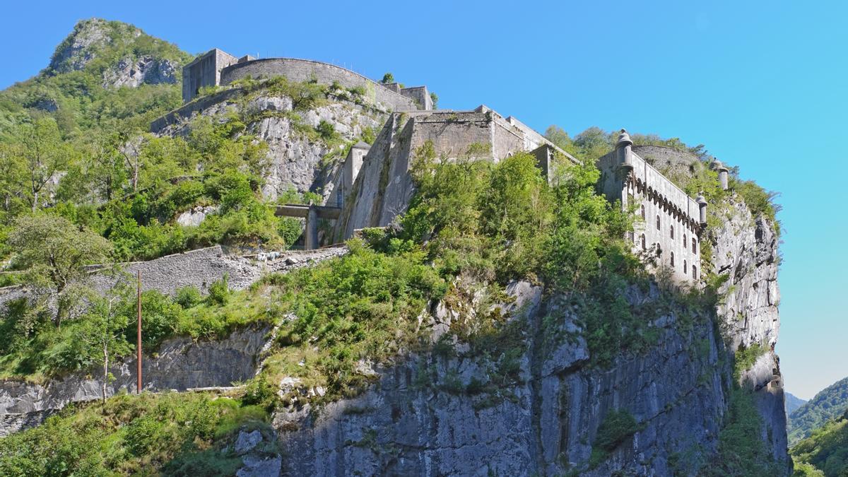 El Fuerte de Portalet, enclavado en el acatilado sobre el río Aspe y vigilando Somport.