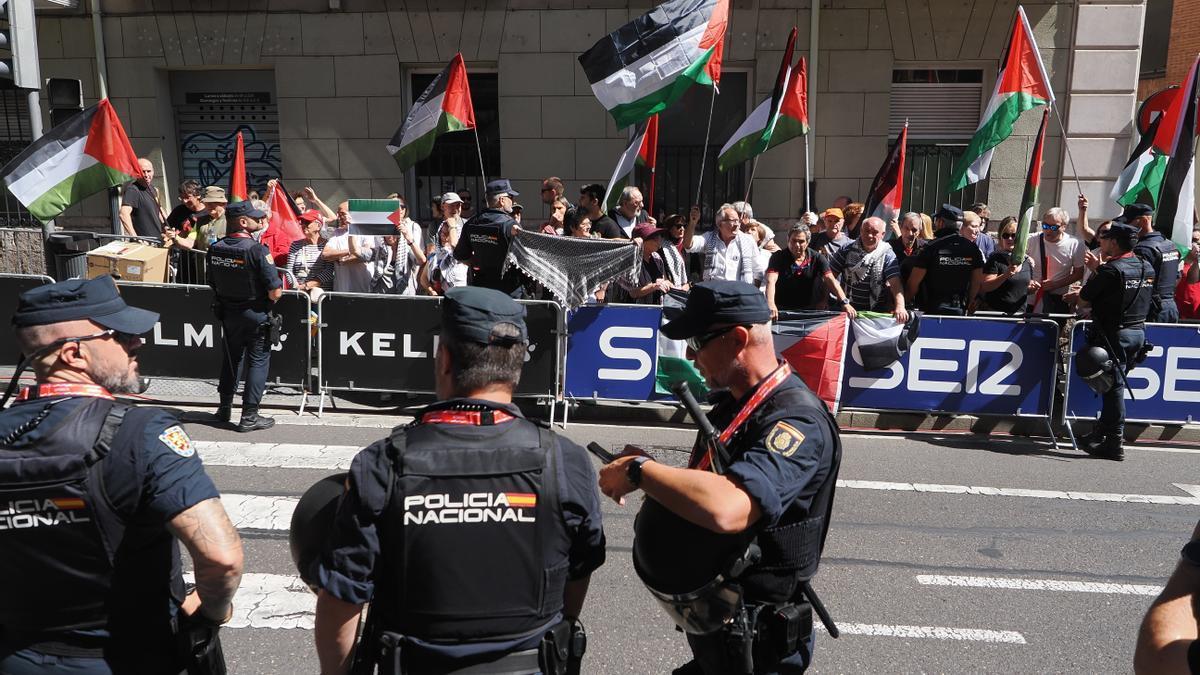 Manifestantes esperan el paso de los ciclistas durante la 18ª etapa de la Vuelta